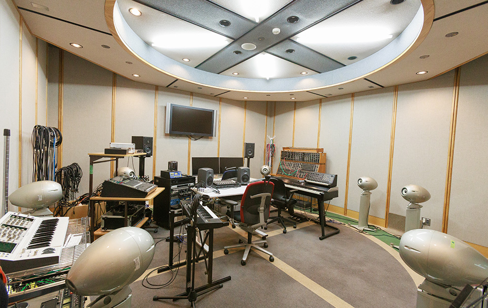 サラウンド演習室