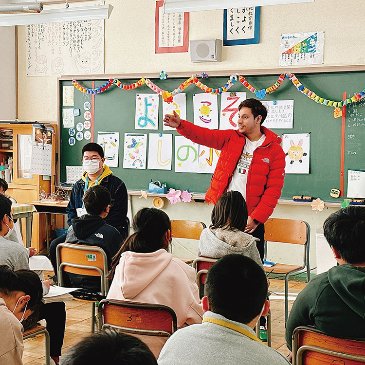 近隣の中学で母国紹介