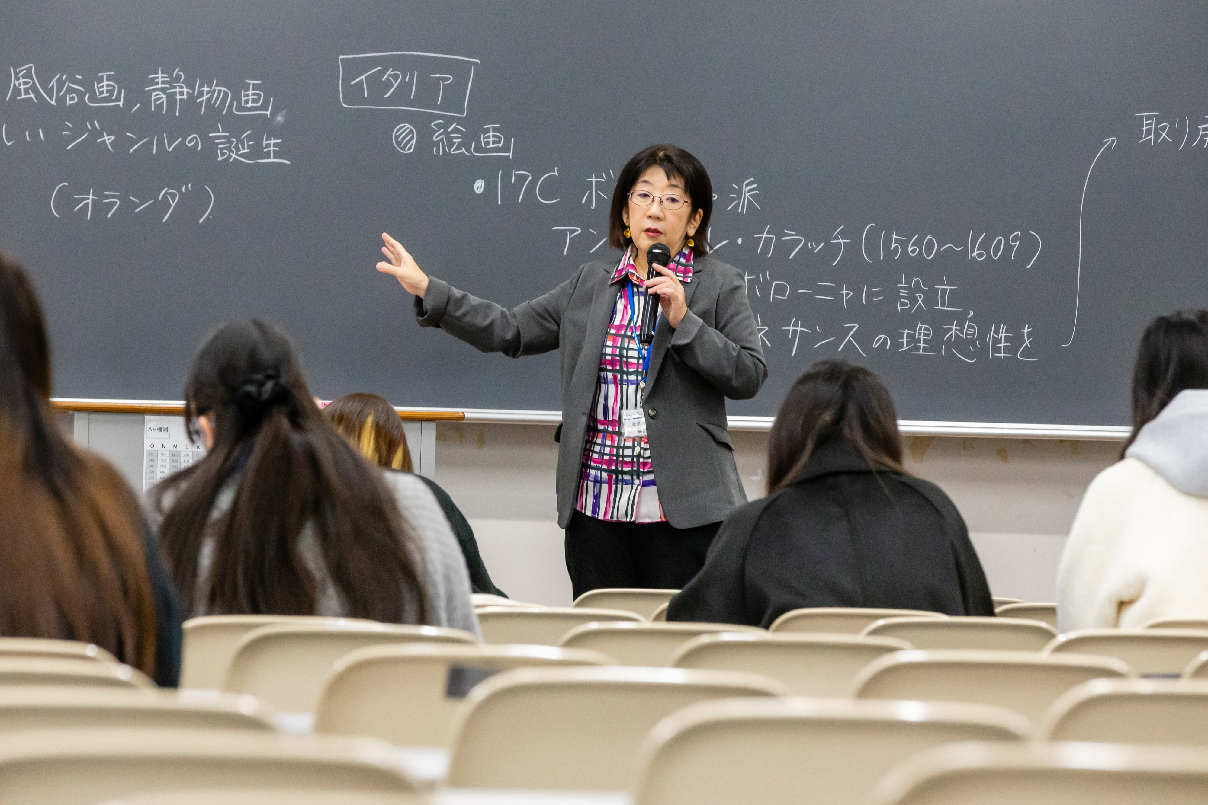 学生たちに美術史について講義をする教授の様子