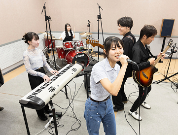 芸術表現学科の学生たちが制作活動をしている様子