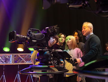 情報表現学科の学生たちが機材を使って制作している様子