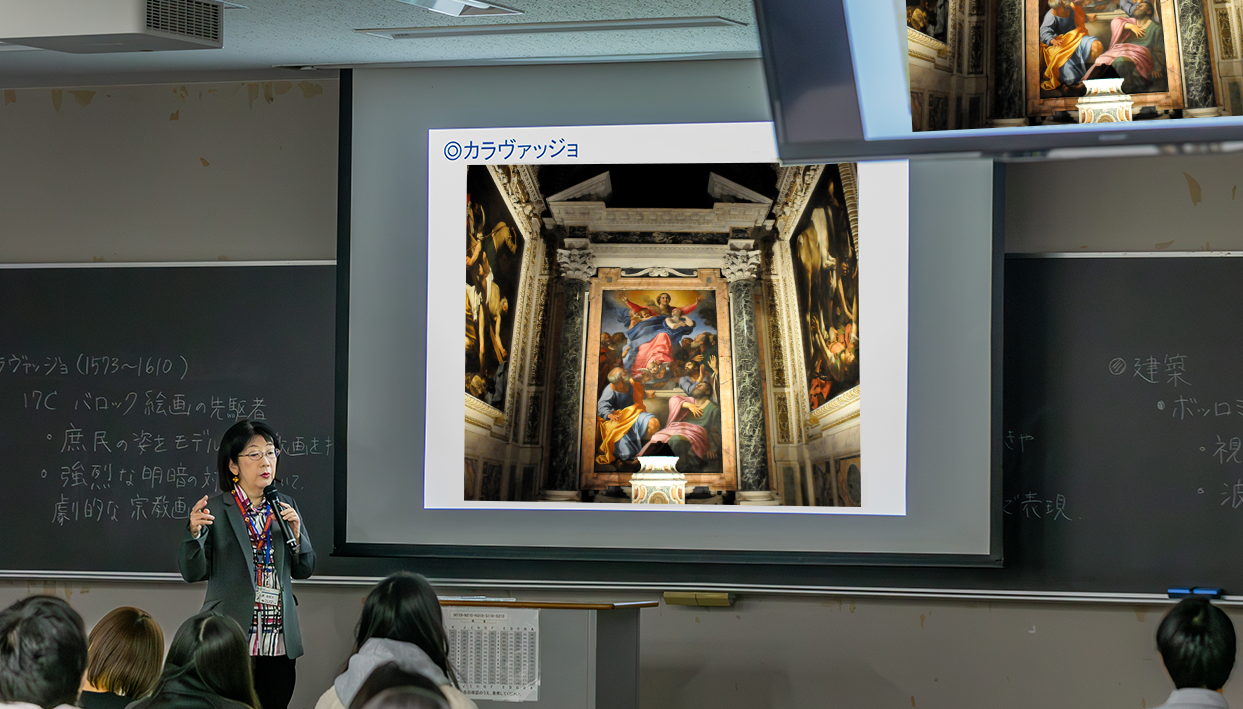 総合政策学科の学生たちが議論している様子